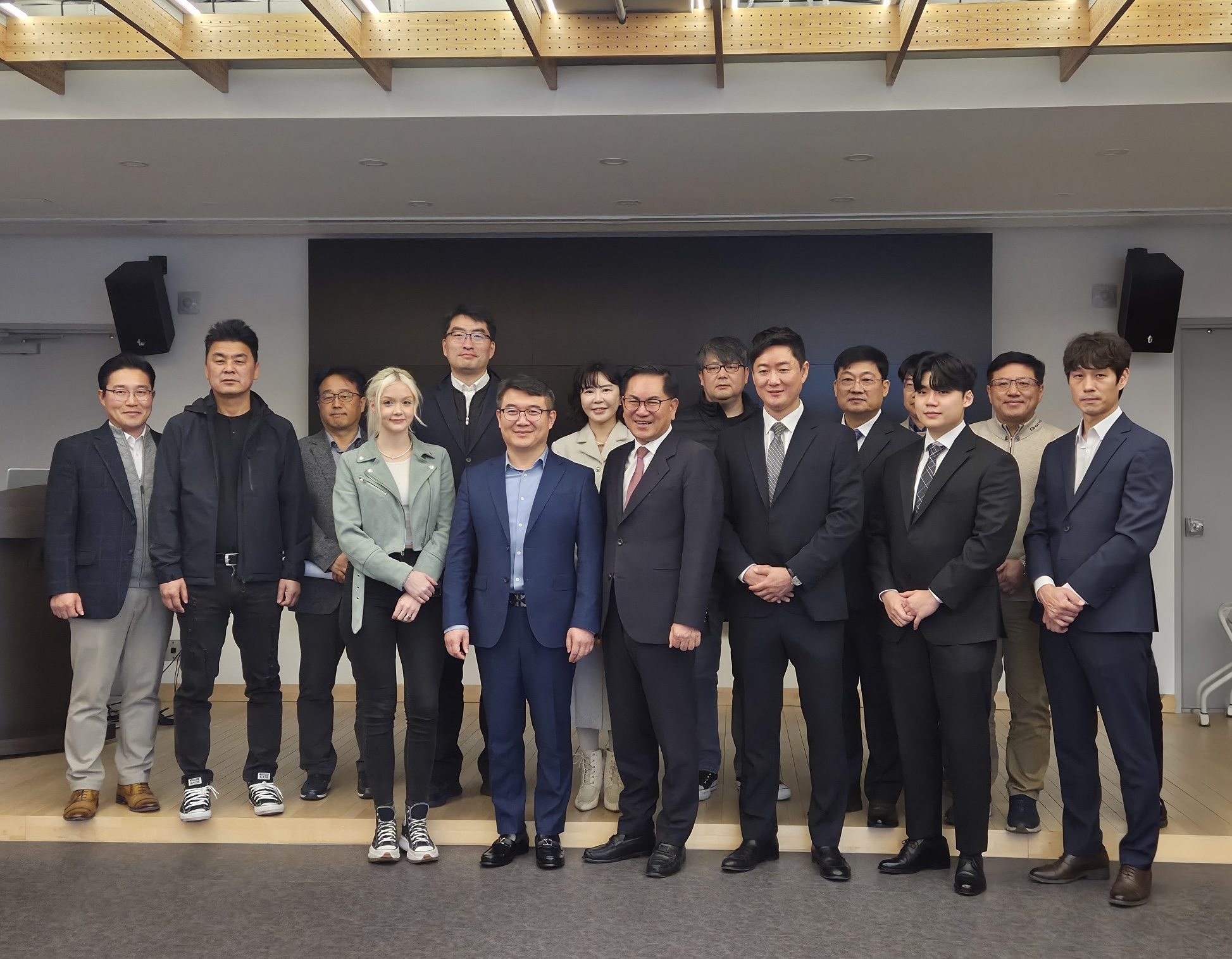 阿曼投资与市场进入说明会全球业务合作参与者合影