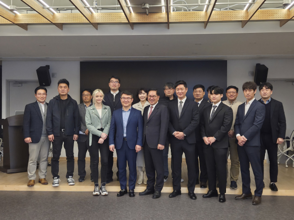오만 투자 및 진출 설명회에서 함께한 글로벌 비즈니스 협력 관계자들의 단체 사진