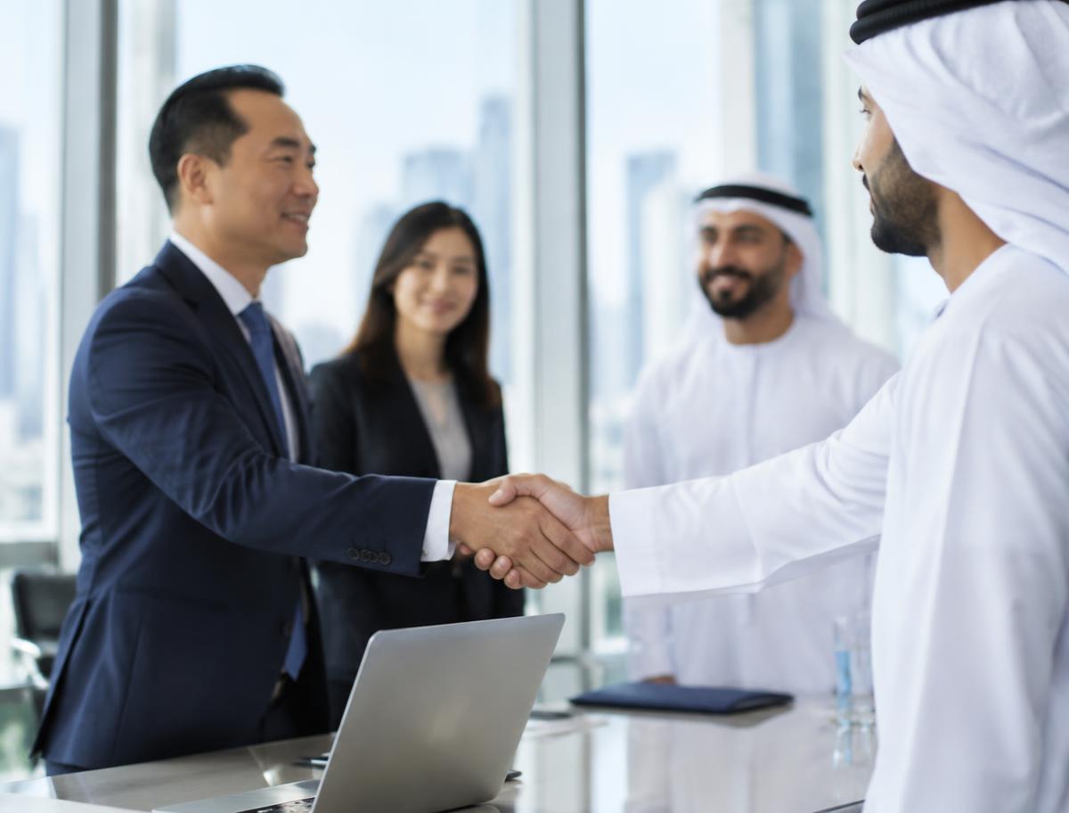 国际商务伙伴握手的示意图